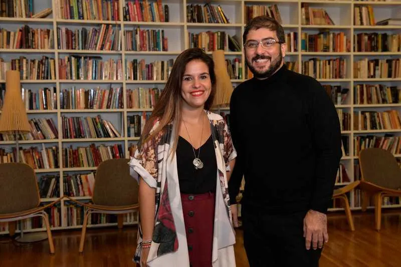 Os escritores Maria Elisa Coelho e Gustavo Annecchini, autores do romance 'Bluebell'. 