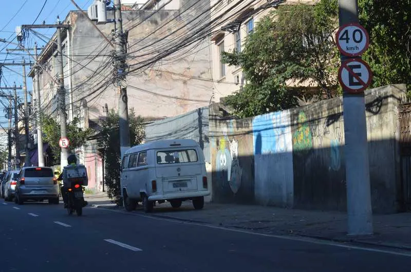  Mesmo com placas de sinalização, carros estacionam na calçada