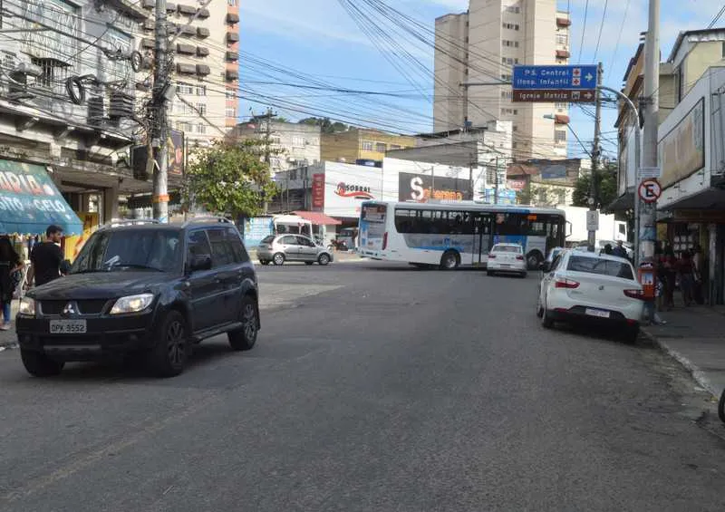 Motoristas de carros e ônibus tentam se adaptar assim como os pedestres que sempre faziam sua travessia sob o sinal que foi retirado