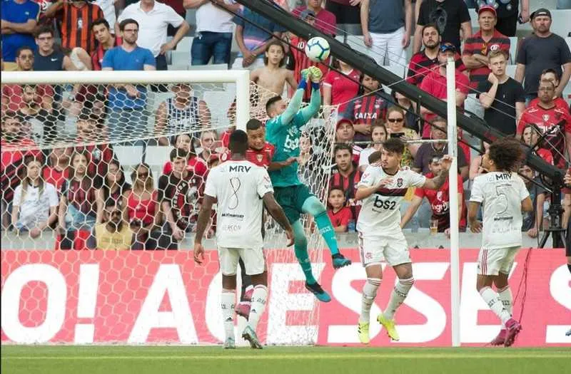 Flamengo recebeu cinco cartões e o Atlhetico-PR levou dois