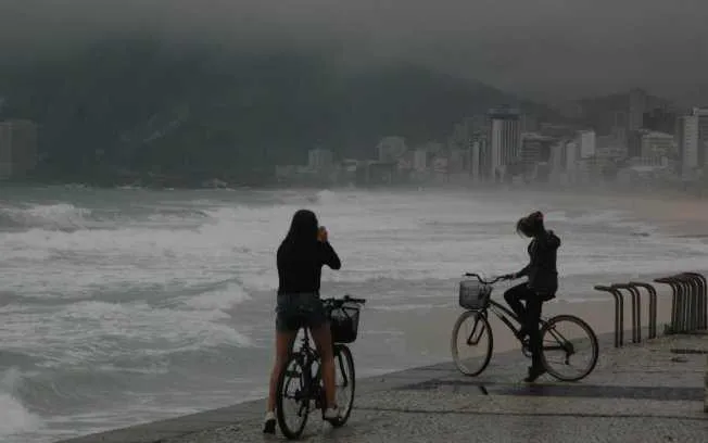 Forte frente fria vai trazer chuva, raios, ventos fortes e acentuada queda da temperatura