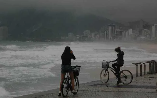 A temperatura começou a cair na tarde de ontem no Estado do Rio