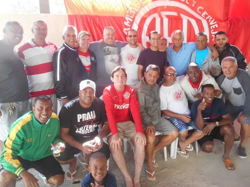 Peladeiros estrearam novo campo society do Fonseca, em Niterói