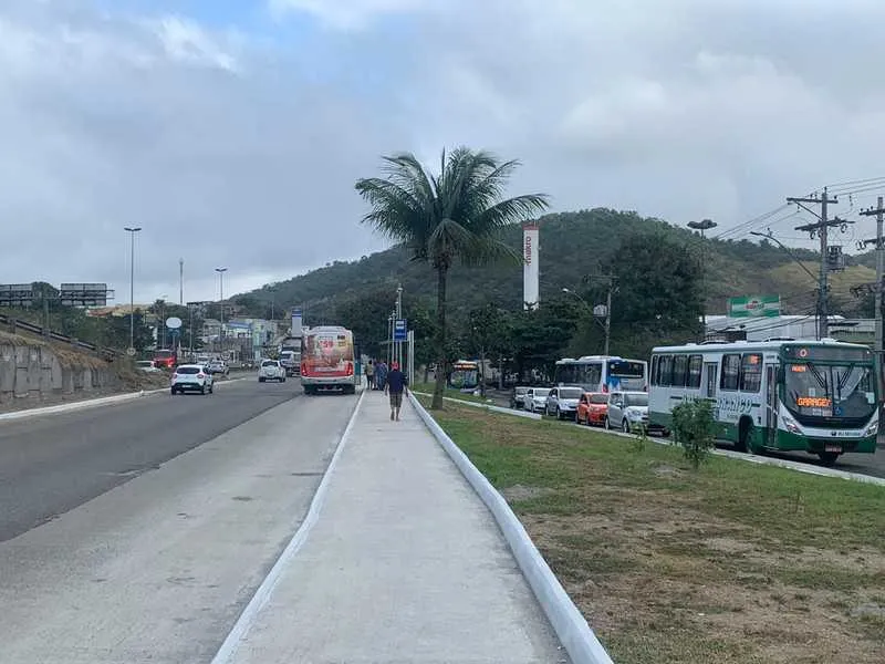 O novo ponto de ônibus ficará em via paralela à RJ-104