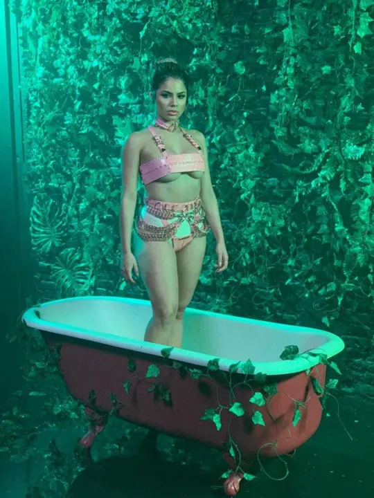 A cantora fez uma colaboração no single "Apimentadíssima"