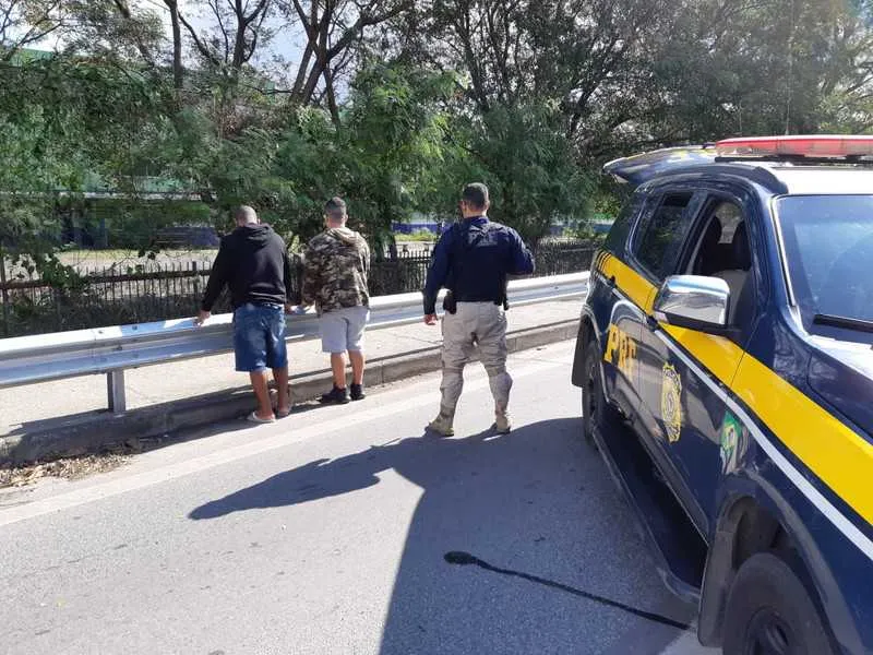 Imagem ilustrativa da imagem Homem é preso por porte ilegal de armas em rodovia