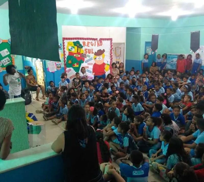 A unidade atende a 525 estudantes, divididos entre a Educação Infantil e o 1º segmento do Ensino Fundamental (1º ao 5º ano)