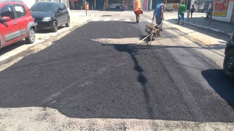 Manutenção de via em São Gonçalo faz parte de operação 'Tapa-Buraco'
