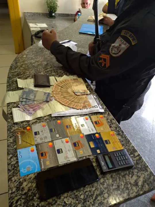 Imagem ilustrativa da imagem Golpista de cartões de crédito é preso e tenta subornar policiais