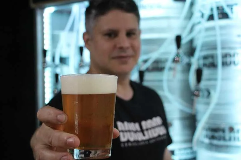 JLessa da Dois Lados é o proprietário na primeira cervejaria artesanal de São Gonçalo