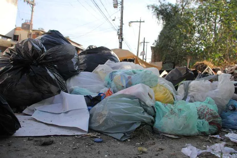 Além da escuridão, moradores precisam lidar com muito lixo