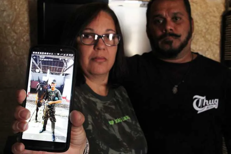 Wandick de Menezes e a esposa, Rosana Ribeiro de Menezes, pedem justiça pelo filho