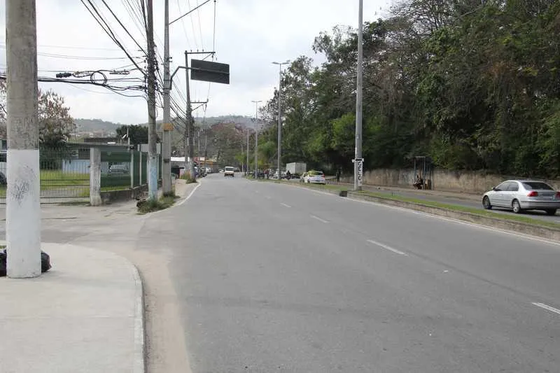A via localiza-se na divisa entre as cidades de Niterói e São Gonçalo e possui velocidade acima de 50 km/h
