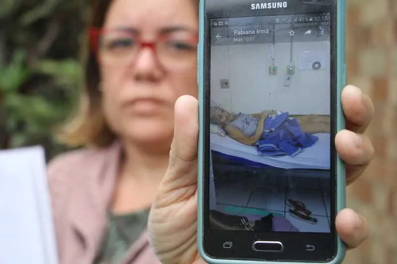 Cabeleireira Valéria de Souza Rodrigues, 44, enfrenta via crúcis para conseguir tratamento adequado para a mãe, Francisca Neufrisa, 66.
