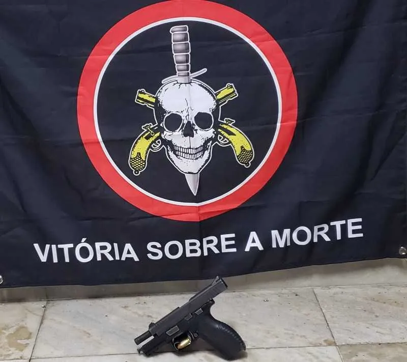 O material apreendido foi levado para a 76ªDP (Centro). 