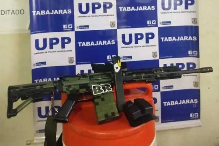 Um fuzil foi apreendido pelos policiais militares 