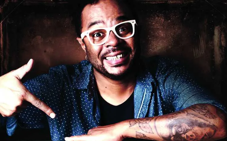 O comediante Marcelo Marrom é uma das atrações 