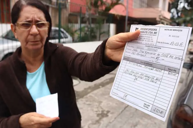 Segundo Maria Cristina Batista, moradores são informados pela prefeitura que não há material ou funcionários para a execução do serviço