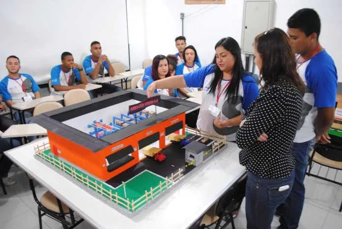 Os requisitos são: ter cursado o ensino fundamental e ter 16 anos 