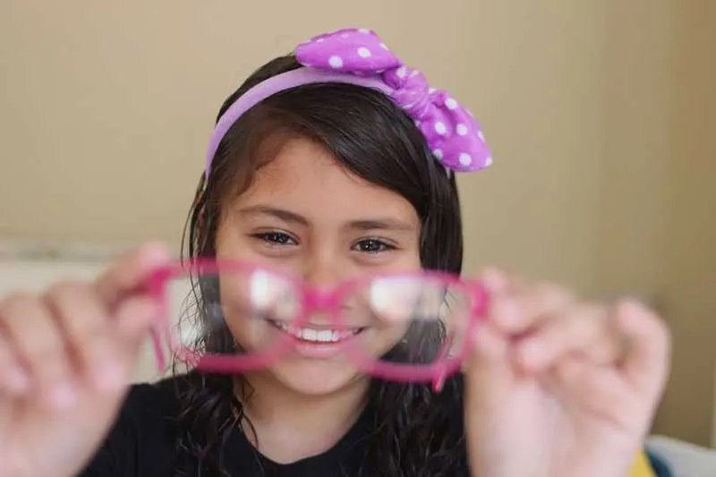  Giselle, de apenas 9 anos, desenvolveu miopia por uso excessivo de aparelhos eletrônicos