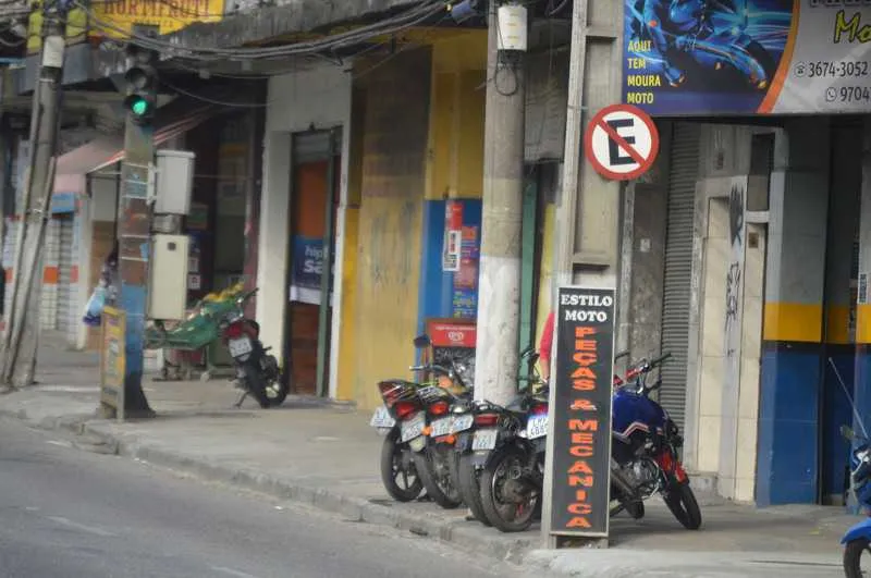  Mesmo com placa de sinalização, calçadas são ‘estacionamento’