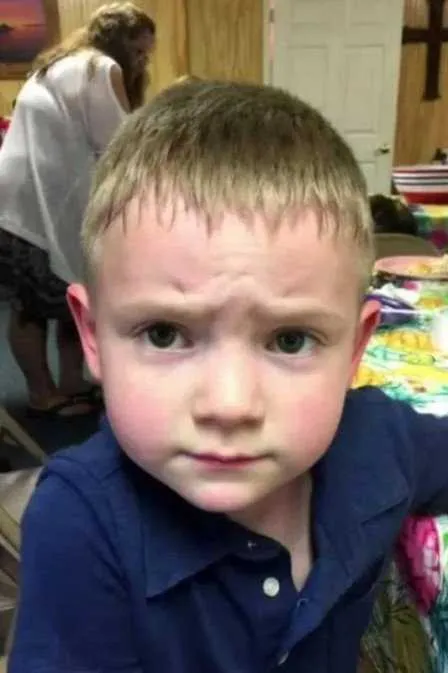 Imagem ilustrativa da imagem Menino com autismo recebe advertência após beijar no rosto duas colegas na escola