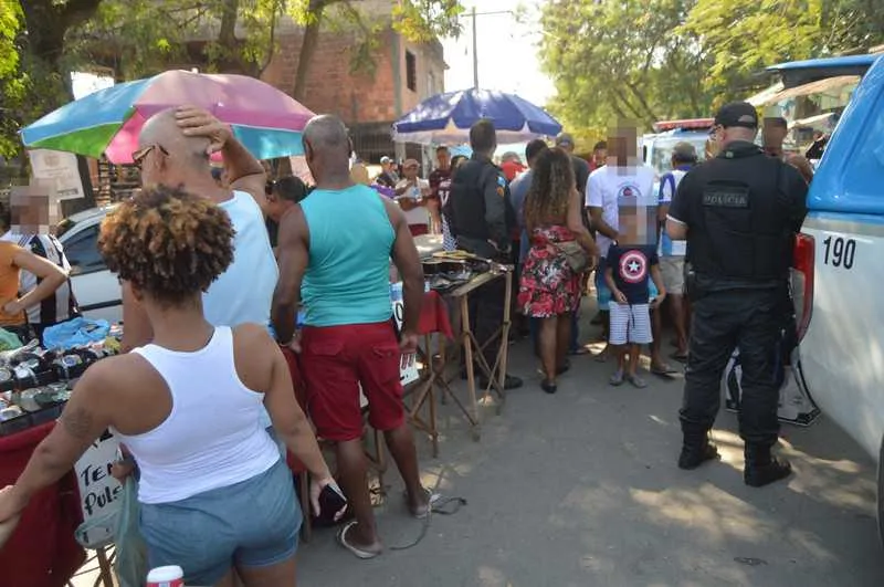 Imagem ilustrativa da imagem Policiais fazem operação em feira no Laranjal, em São Gonçalo