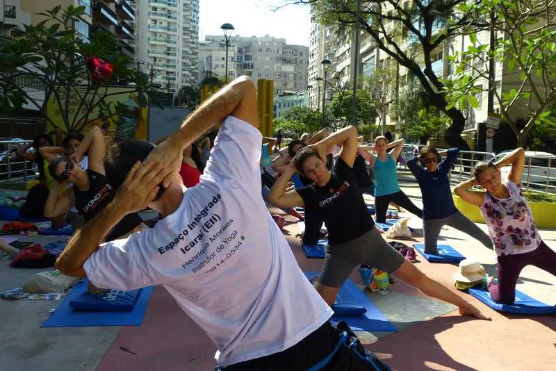 De acordo com o instrutor de yoga Henrique Moraes, não é preciso ser praticante de yoga para fazer a aula