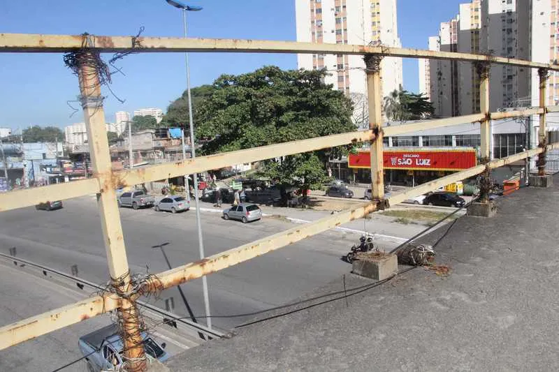 Muitas passarelas espalhadas pela rodovia oferecem riscos aos pedestres por conta do desgaste