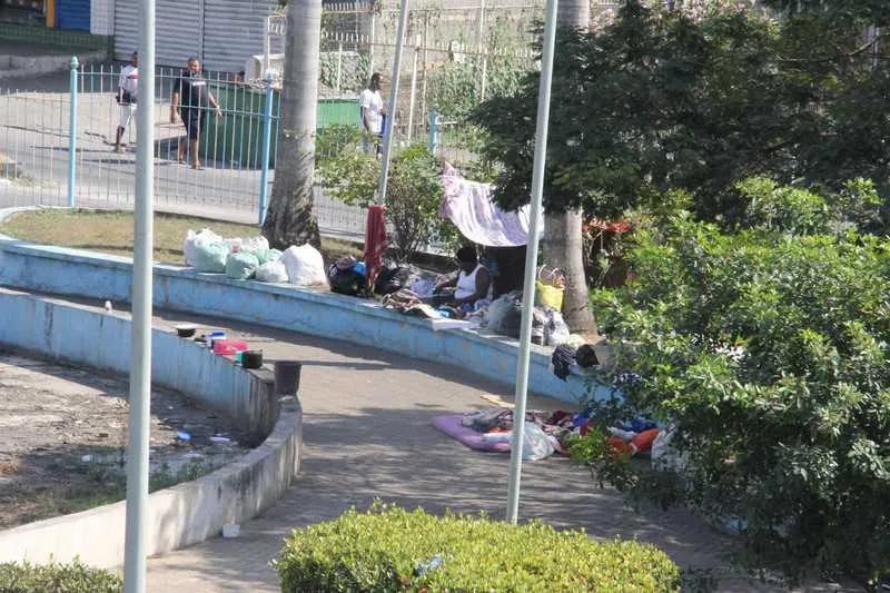 A estrutura do chafariz é usada atualmente por pessoas em situação de rua para lavar e secar roupas