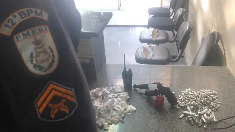 Militares apreenderam arma e drogas com a dupla 