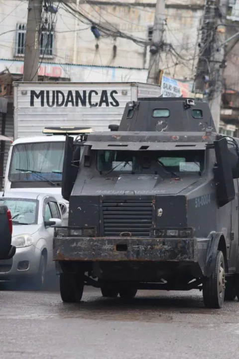 Policiais ocupam vias no Complexo do Salgueiro