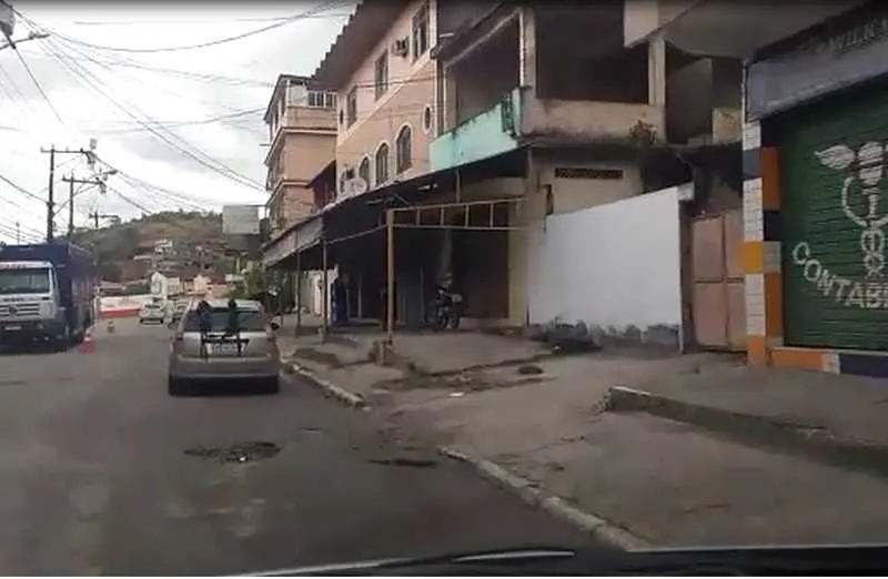 Um vídeo mostrando uma das ruas da comunidade está circulando em grupos do Whatsapp