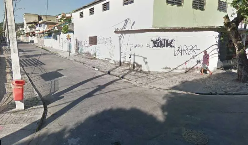 Ainda não há informações sobre a autoria e motivação do crime. 