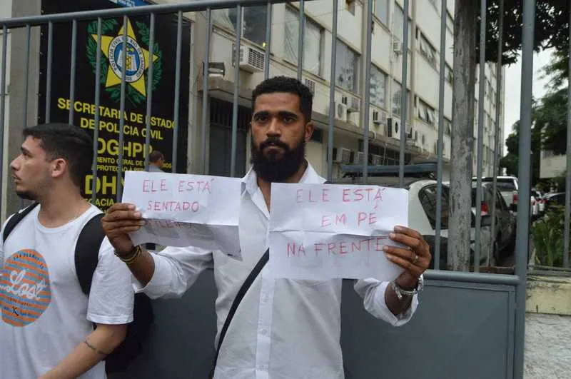 Hans quebrou sua caneta para escrever quantos sequestradores tinham no ônibus 
