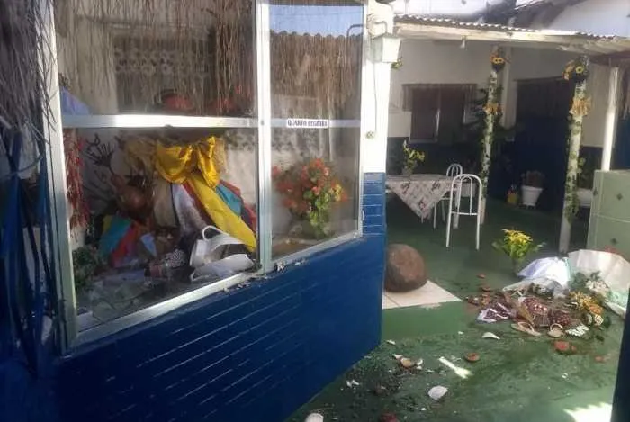 Segundo familiares da mãe de santo, a senhora está a base de remédios e se refugiou na casa de parentes fora do estado do Rio