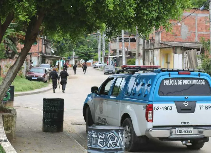 No funk, o MC afirma que eles estão com mais de mil traficante e que “fuzil para nós é lixo”