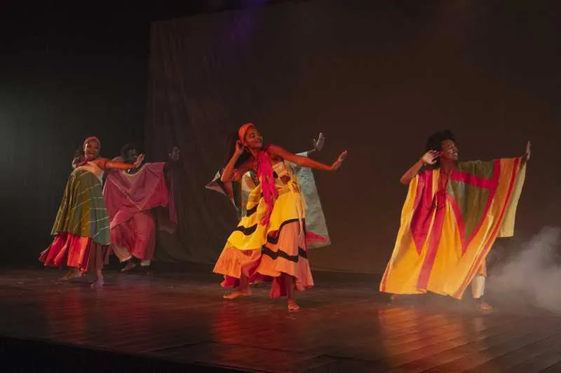 A peça aborda temas como culturas africanas, traição, racismo, revolução e identidade