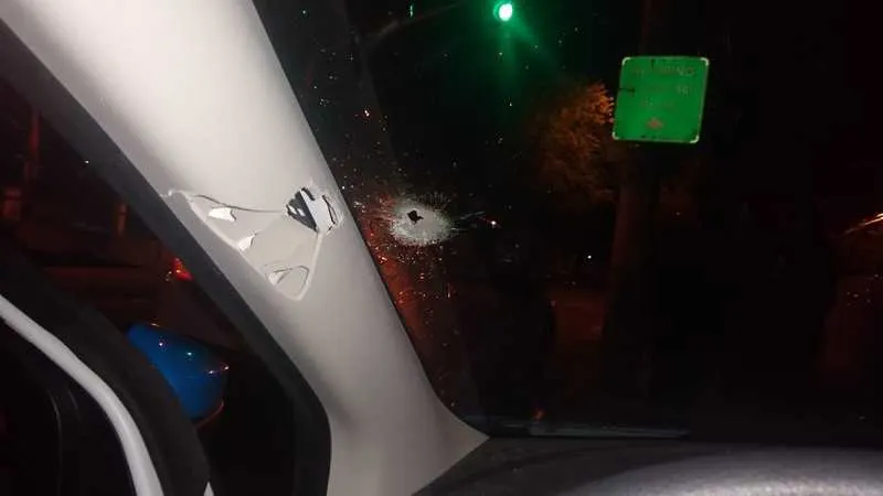 Policial que dirigia a viatura foi baleado 