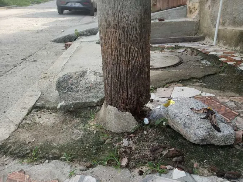 Imagem ilustrativa da imagem Poste ameaça cair em Itaúna, São Gonçalo, e preocupa moradores