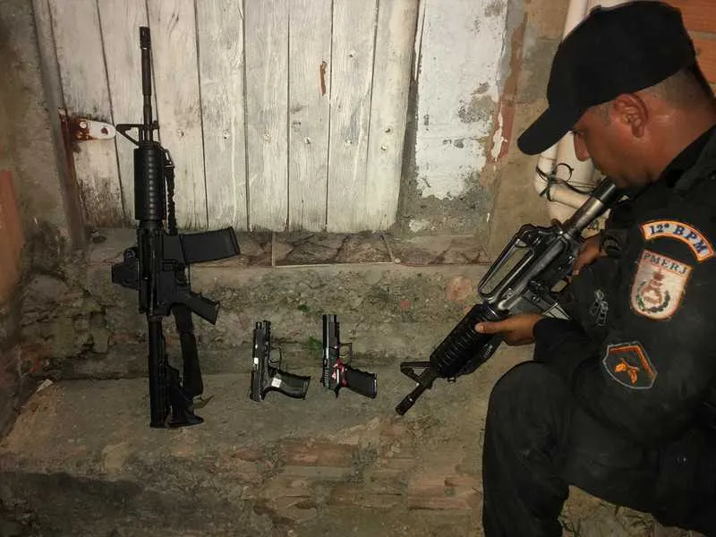 Um acusado de tráfico foi morto e outros dois acabaram presos