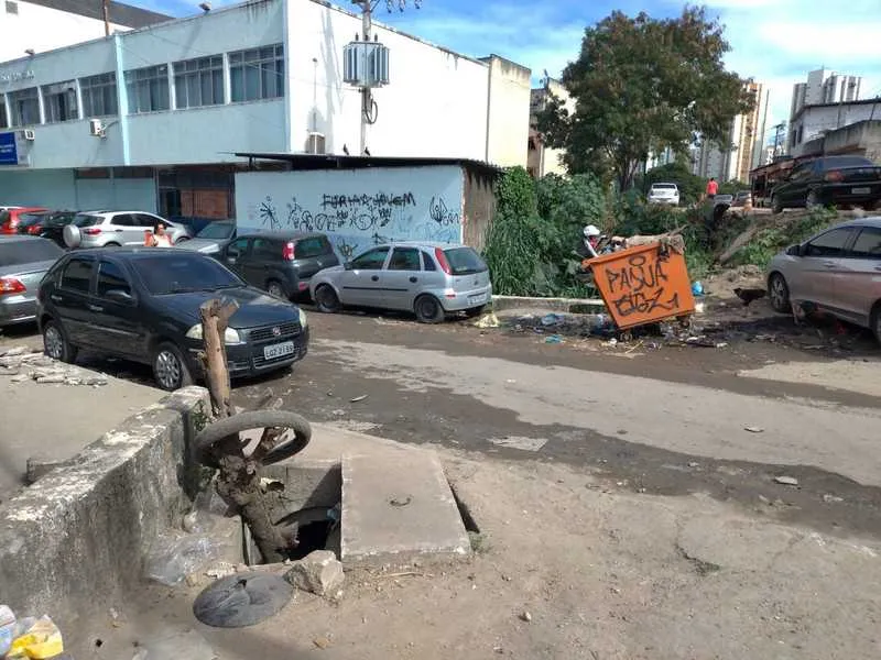O local tem vários problemas e nenhuma solução é tomada 