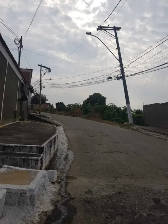 Sempre que venta, o poste balança e região fica sem energia