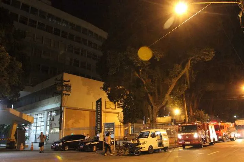 As chamas se iniciaram pouco depois das 21 horas 