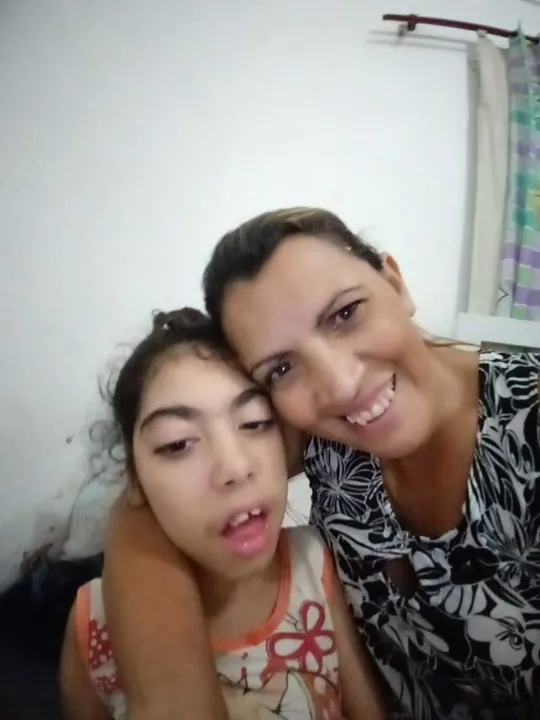 Bruna Seabra tem 12 anos, nasceu com microcefalia e teve paralisia cerebral após complicações no parto