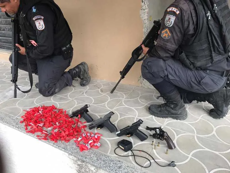 Junto com os elementos estavam três pistolas e um revólver 