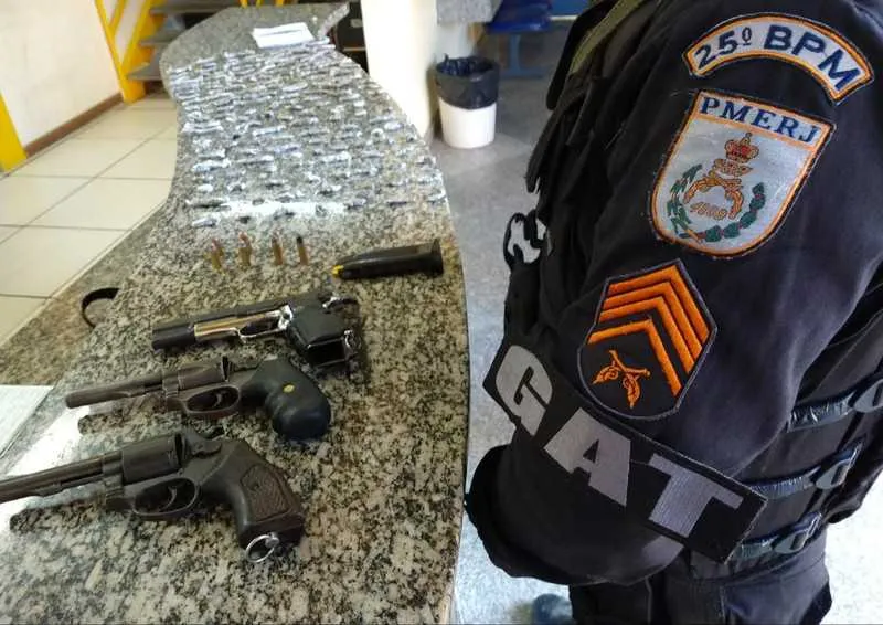 Imagem ilustrativa da imagem Policiais prendem suspeitos de tráfico em cidades da Região dos Lagos