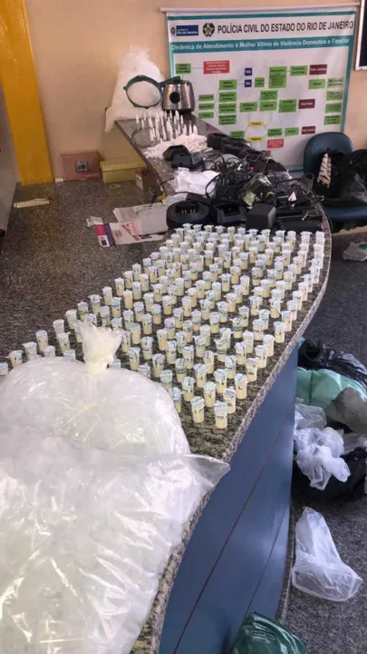 O material apreendido foi levado para a 78ª DP (Fonseca), onde a ocorrência foi registrada. 