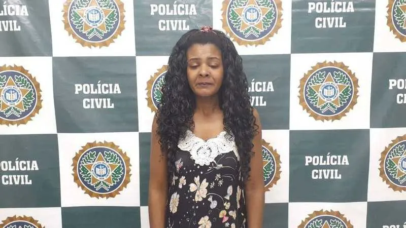 Polícia cumpriu um mandado de prisão contra a acusada
