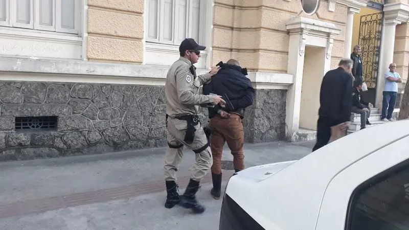 O homem  estava com simulacro de pistola
